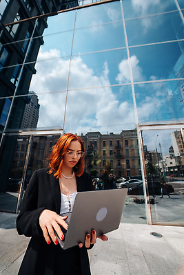 포토 JPG 해외이미지 백인 직업 학생 라이프스타일 여자 교육 컨셉 인터넷 비즈니스 통신 성공 휴식 거리 한명 앉기 성인 야외 건물 노트북 학습 컴퓨터 걷기 타이핑 도시 업무 비즈니스우먼 경영자 부름 멀리 온라인 동영상 콘크리트 해외202310 해외포토 서양인 1 건축물 모션 사람 생활 전자제품 작업 직장인 리더 파일형식