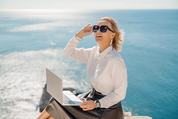 포토 JPG 해외이미지 직업 라이프스타일 여자 행복 바다 여행 컨셉 인터넷 비즈니스 텍스트 통신 휴가 직장 한명 사람 야외 여름 파란색 노트북 컴퓨터 뷰티 여행객 공책 타이핑 키보드 업무 네트워크 선베드 멀리 온라인 프리랜서 해외202310 해외포토 1 계절 감정 컬러 의자 회사 문구용품 생활 전자제품 작업 파일형식