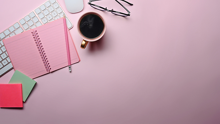 포토 JPG 해외이미지 안경 커피 사람없음 컵 하이앵글 사무실 연필 공책 키보드 오브젝트 포스트잇 카피스페이스 분홍색배경 해외202310 해외포토 식기 잡화 음료 뷰포인트 분홍색 백그라운드 비즈니스 문구용품 학용품 필기구 공백 메모지 파일형식