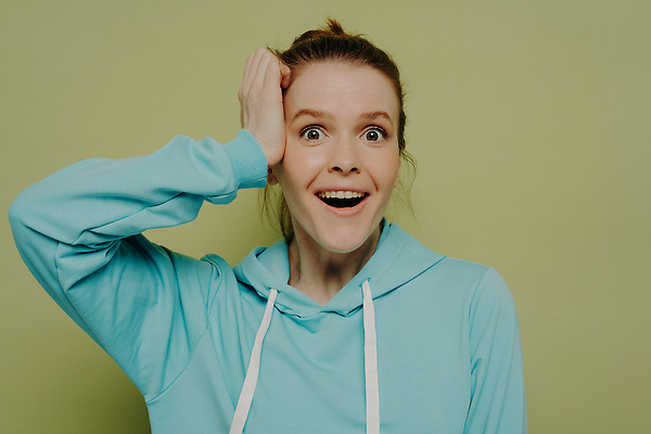 포토 JPG 해외이미지 손 응시 여자 행복 감정 포즈 백그라운드 신체 실내 한명 서기 10대 빛 뷰티 갈색 머리 놀람 터치 잡기 오픈 입 눈썹 스웨터 흥분 충격 보여주기 생강 표현성 해외202310 해외포토 1 시선 얼굴 컬러 상의 채소 모션 청소년 표정 사람 내부 신체부위 파일형식