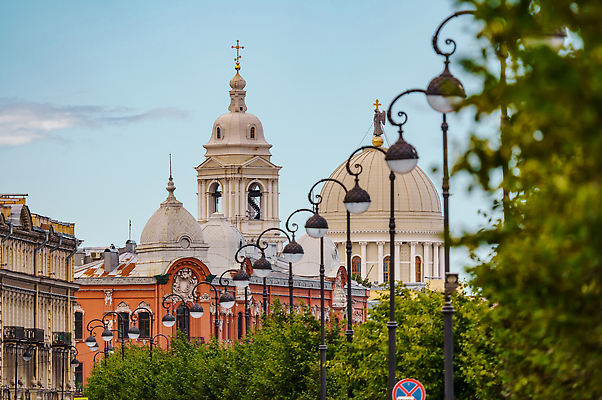 포토 JPG 해외이미지 나무 여행 가로등 건축양식 하늘 휴가 거리 사람 사람없음 건물 물 여름 강 도시풍경 컬러풀 뷰티 교회 궁전 축하 도시 센터 역사 러시아 장면 랜드마크 러시아인 줄서기 해외202310 해외포토 자연요소 서양인 식물 건축물 계절 공공시설 건축 유럽 컬러 컨셉 고건축 종교건축 모션 풍경 파일형식