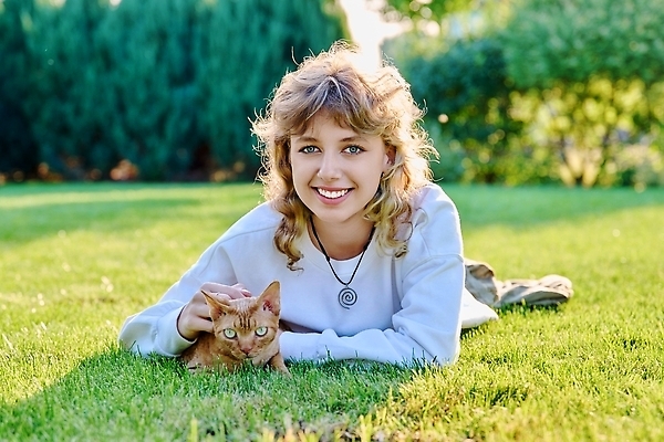 포토 JPG 해외이미지 동물 백인 라이프스타일 손 응시 여자 행복 무기 얼굴 포즈 포옹 함께함 사랑 한명 미소 사람 잔디 야외 빨간색 여름 반려동물 뷰티 고양이 우정 잡기 솜털 생강 주인 거짓말 돌봄 뒤뜰 해외202310 해외포토 서양인 식물 1 시선 계절 감정 컬러 컨셉 채소 포유류 안기 모션 표정 생활 신체부위 친구 파일형식