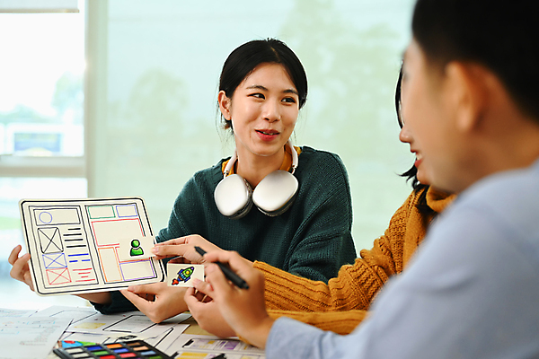 포토 JPG 해외이미지 디자인 여자 남자 종이 비즈니스 설계 대화 앉기 상반신 성인 세명 헤드셋 계획 디자이너 UI 성인만 해외202310 해외포토 직업 음향기기 컨셉 모션 말하기 사람 헤드폰 파일형식