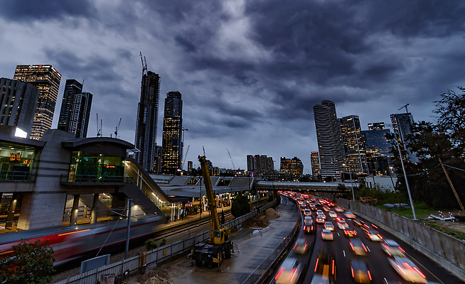 포토 JPG 해외이미지 자동차 휴가 사람없음 건물 강 사무실 고층빌딩 어둠 일몰 기차 도시 고속도로 저녁 잼 이스라엘 해외202310 해외포토 건축물 도로 육상교통 비즈니스 대중교통 빌딩 노을 소스_음식 야간 서아시아 파일형식