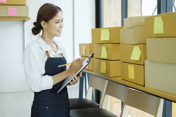 포토 JPG 해외이미지 여자 의자 실내 한명 동양인 상반신 성인 쌓기 기록 책상 택배 포스트잇 택배상자 박스포장 서류판 온라인쇼핑몰 성인여자한명만 해외202310 해외포토 1 가구 포장 모션 사람 인종 내부 상자 사무용품 운송업 메모지 쇼핑몰 온라인 여자한명만 성인여자만 파일형식