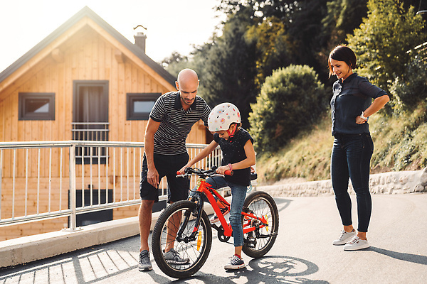 포토 JPG 해외이미지 행복 어린이 거실 가족 놀이 엄마 주택 함께함 실내 사랑 서기 미소 사람 야외 세명 여름 부모 뷰티 정원 맑음 기쁨 게임 잡기 아빠 해외202310 해외포토 계절 감정 컨셉 관계 모션 날씨 표정 내부 건물 파일형식