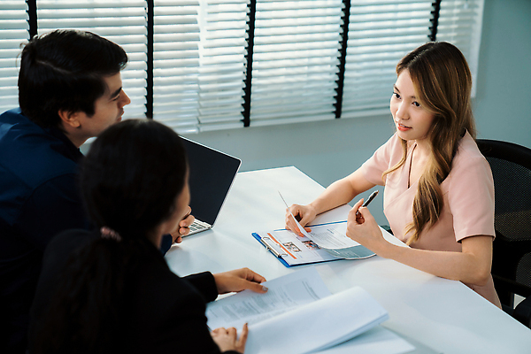 포토 JPG 해외이미지 여자 남자 직장 실내 앉기 동양인 정장 상반신 성인 옆모습 세명 잡기 업무 블라인드 비즈니스맨 비즈니스우먼 면접 문서 고용 서류판 성인만 해외202310 해외포토 옷 뷰포인트 회사 비즈니스 모션 사람 인종 내부 사무용품 구직 작업 커튼 직장인 채용 파일형식