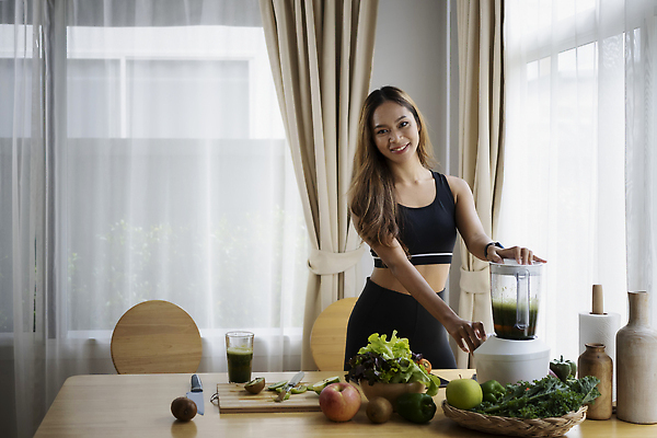 포토 JPG 해외이미지 응시 여자 채소 잔 키위 한명 동양인 상반신 성인 운동복 커튼 사과 믹서 창가 식칼 풋사과 건강식 나무도마 성인여자한명만 식단관리 라탄바구니 해독주스 해외202310 해외포토 1 식기 시선 옷 음식 과일 창문 주방용품 도마 사람 인종 목재 바구니 주스 여자한명만 성인여자만 파일형식