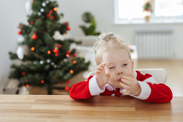 포토 JPG 해외이미지 백인 여자 크리스마스 의자 가족 휴가 한명 앉기 상반신 앞모습 크리스마스트리 아기 여자아기한명만 해외202310 해외포토 서양인 1 기념일 뷰포인트 가구 관계 모션 사람 여자한명만 여자아기만 파일형식