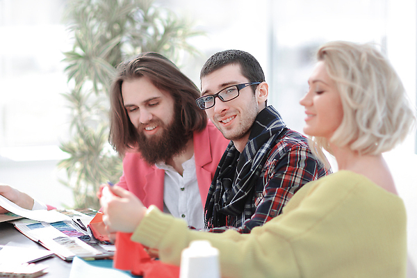 포토 JPG 해외이미지 모델 직업 응시 옷 남자 비즈니스 협력 직장 함께함 실내 사람 성인 세명 금발 사무실 뷰티 유행 장비 직물 업무 작업 비즈니스우먼 그룹 작업실 작음 디자이너 집중 책상 소매 주인 수공예 재단 프로젝트 해외202310 해외포토 헤어스타일 시선 여자 가구 컨셉 회사 내부 직장인 크기 공예 파일형식