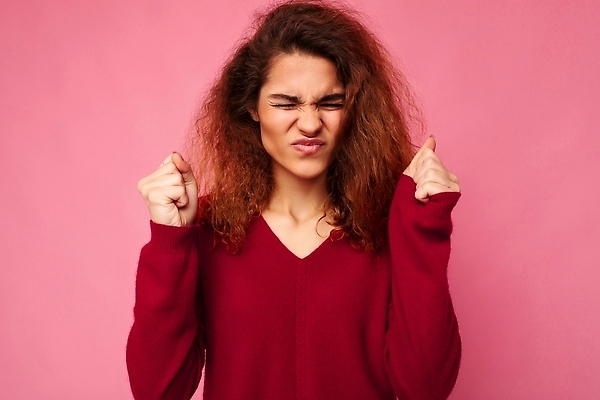 포토 JPG 해외이미지 백인 여자 행복 감정 유럽 분홍색 백그라운드 갈색머리 한명 미소 사람 성인 청춘 뷰티 갈색 평화 희망 주먹 공백 기쁨 행운 스웨터 심볼 사인 만족 긍정 고립 저지 진실 카피스페이스 해외202310 해외포토 서양인 1 헤어스타일 나라 컬러 컨셉 상의 모션 표정 파일형식