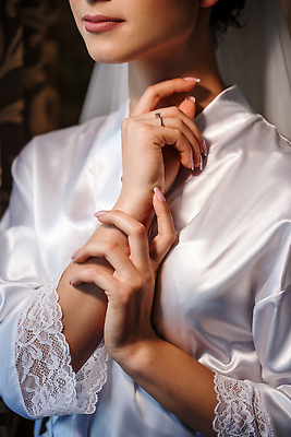 포토 JPG 해외이미지 여자 신부 웨딩드레스 결혼 결혼식 한명 상반신 성인 축하 반지 준비 성인여자한명만 해외202310 해외포토 1 드레스 컨셉 장신구 사람 이벤트 여자한명만 성인여자만 파일형식