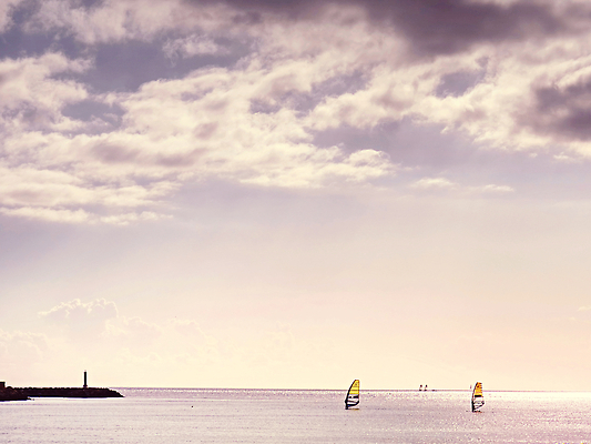 포토 JPG 해외이미지 라이프스타일 남자 스포츠 파도 여행 포즈 요트 하늘 바람 휴가 항해 사람 풍경 사람없음 야외 물 여름 파란색 운동 점프 힘 젖음 자유 윈드서핑 만 서핑보드 서핑 떨어짐 승차 속도 프리스타일 해외202310 해외포토 자연요소 계절 바다 컬러 컨셉 배_교통 모션 날씨 건강 생활 수상스포츠 보드_스포츠 파일형식