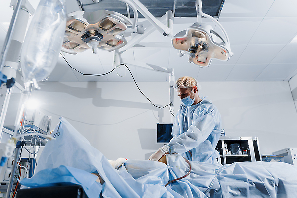 포토 JPG 해외이미지 백인 직업 라이프스타일 손 여자 선 백그라운드 신체 건강 병원 사람 두명 치료 뷰티 약 화장품 장비 환자 간호사 의사 흰색 잡기 업무 수술 몸무게 플라스틱 피부 흔적 몸통 외과 순서 돌봄 복부 셀룰라이트 해외202310 해외포토 서양인 컬러 의학 모션 재질 생활 신체부위 의료진 작업 파일형식