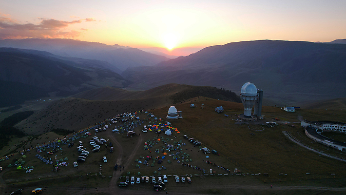 포토 JPG 해외이미지 구름 여행 자동차 자연 산 안테나 파노라마 사람 풍경 사람없음 건물 초록색 여름 햇빛 태양 우주 탑 계곡 일몰 망원경 하이킹 황무지 역 정상 숲 언덕 UFO 전망대 천문학 발견 내추럴 항공촬영 드론 절정 카자흐스탄 해외202310 해외포토 자연요소 건축물 계절 교육 아시아 육상교통 뷰포인트 컬러 통신 교통시설 레저 촬영기법 노을 미확인물체 생태계 파일형식