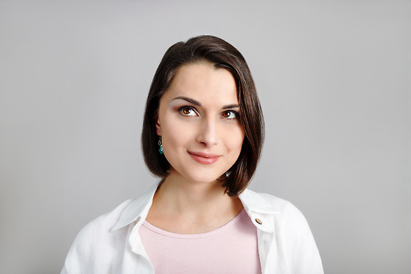 포토 JPG 해외이미지 백인 응시 여자 행복 감정 얼굴 분홍색 한명 웃음 사람 성인 뷰티 놀람 기쁨 흰색 오픈 치아 어깨 흥분 해외202310 해외포토 서양인 1 시선 컬러 표정 신체부위 소화기관 파일형식