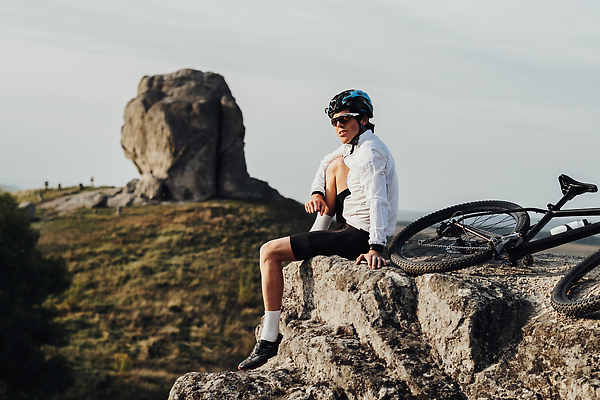 포토 JPG 해외이미지 직업 라이프스타일 남자 안경 도로 스포츠 여행 교통시설 자국 건강 한명 사람 성인 야외 선글라스 자전거 경쟁 장비 에너지 바퀴 승차 헬멧 연습 속도 순환 사이클링 라이더 바이크레이서 선로 해외202310 해외포토 1 잡화 길 교통 컨셉 모션 생활 바이크 보호장비 육상스포츠 시설 파일형식