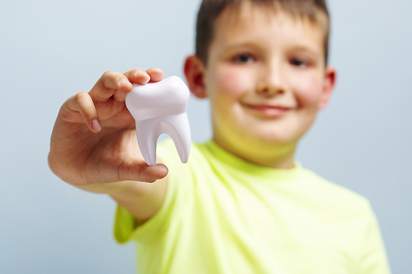 포토 JPG 해외이미지 손 어린이 백그라운드 컨셉 건강 치과 병원 한명 미소 사람 소년 치료 파란색 학습 장난감 약 우주 우유 성장 흰색 아기 잡기 붓 입 치아 칫솔 부식 치과의사 예방 쇼 보여주기 돌봄 위생관리 구강학 해외202310 해외포토 1 교육 남자 컬러 의학 모션 유제품 표정 관리 신체부위 위생용품 의사 소화기관 파일형식