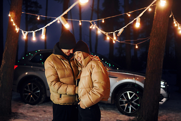 포토 JPG 해외이미지 나무 커플 여자 남자 행복 여행 겨울 전구 자동차 상반신 성인 야외 두명 옆모습 야간 패딩 성인만 차박 해외포토 자연요소 식물 계절 감정 육상교통 뷰포인트 관계 사람 점퍼 캠핑 파일형식