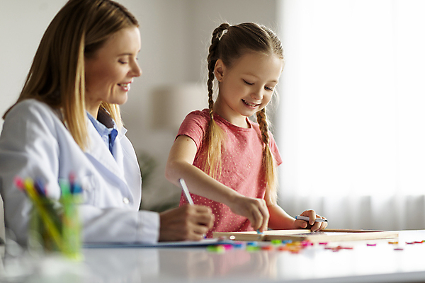 포토 JPG 해외이미지 여자 교육 어린이 상반신 성인 두명 환자 의사 기록 상담 교구 테라피 서류판 치료사 여자만 해외202310 해외포토 직업 의학 사람 뷰티 사무용품 의료진 파일형식