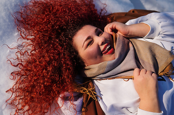 포토 JPG 해외이미지 백인 계절 여자 행복 겨울 곡선 자연 놀이 날씨 휴식 건강 한명 미소 웃음 야외 뷰티 목도리 산책 기쁨 추위 코트 게임 흰색 표현 몸무게 큼 혀 스웨터 비만 북쪽 빨간머리 거짓말 해로움 해외202310 해외포토 서양인 1 헤어스타일 잡화 감정 선 컬러 컨셉 상의 표정 사람 외투 입 크기 방향 몸매 생태계 파일형식