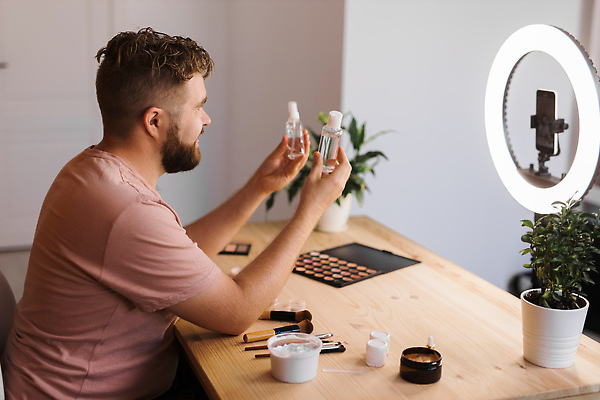 포토 JPG 해외이미지 남자 화분 화초 전등 한명 들기 상반신 성인 옆모습 스마트폰 뷰티 화려 병 스프레이 메이크업아티스트 아이섀도 메이크업브러쉬 수분크림 성인남자한명만 크리에이터 영상촬영 해외202310 해외포토 식물 직업 1 식기 뷰포인트 컨셉 모션 조명 사람 핸드폰 스마트기기 촬영 화장품 붓 남자한명만 성인남자만 파일형식 1인미디어