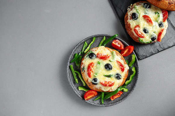 포토 JPG 해외이미지 접시 음식 조각 양파 치즈 피자 파슬리 요리 동양인 사람없음 식사 저녁식사 프라이팬 구부린 맛 인도인 굽기 지중해 매움 다문화 반죽 지역 후추 점심식사 미니 채식주의자 케랄라주 핸드메이드 스타일 비건 맛있는 해외202310 해외포토 외국인 식기 바다 컨셉 채소 모션 주방용품 유제품 패스트푸드 서양음식 인종 인도_나라 구이 사회이슈 향신료 채식 파일형식