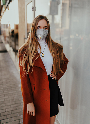 포토 JPG 해외이미지 모델 라이프스타일 옷 여자 얼굴 의료기기 거리 건강 병원 가면 한명 야외 유행 건강관리 코트 도시 오염 바이러스 우아함 보호 질병 인플루엔자 필터 스타일 코로나바이러스 해외202310 해외포토 1 컨셉 의학 관리 사람 생활 신체부위 외투 파일형식