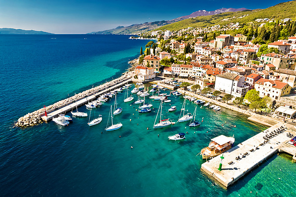 포토 JPG 해외이미지 나무 바다 건축양식 자연 하늘 휴가 산 안테나 파노라마 손바닥 풍경 사람없음 건물 세로 초록색 물 여름 파란색 컬러풀 교회 탑 항구 산책로 바위 전원 도시 소나무 만 역사 지중해 그림 타운 크로아티아 옛날 해외202310 해외포토 자연요소 식물 건축물 손 계절 건축 유럽 길 컬러 통신 종교건축 교통시설 촬영기법 돌_바위 전기에너지 생태계 파일형식