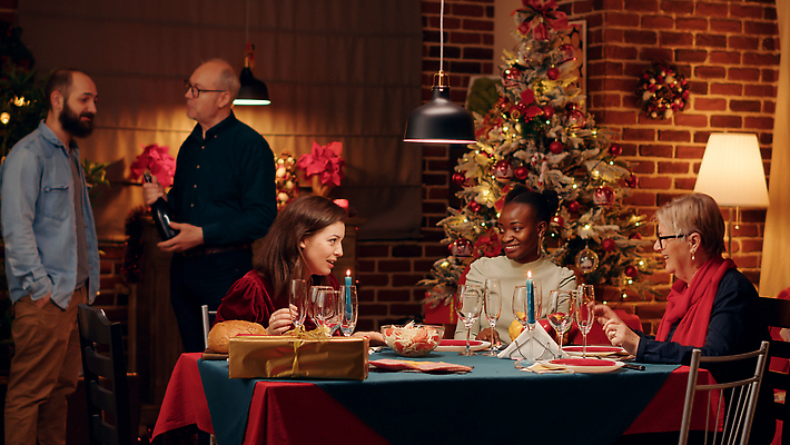 포토 JPG 해외이미지 여자 노년 남자 행복 음식 크리스마스 가족 식탁 조명 함께함 수저 대화 서기 앉기 여러명 상반신 성인 앞모습 옆모습 빛 파티 식사 샴페인 주머니손 연말 해외202310 해외포토 식기 기념일 감정 뷰포인트 다수 컨셉 관계 모션 탁자 주류 말하기 사람 이벤트 파일형식