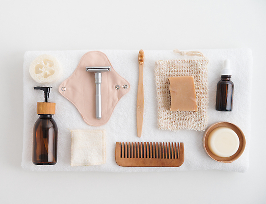 포토 JPG 해외이미지 사람없음 재활용 머리빗 칫솔 오브젝트 비누 공병 천연비누 친환경제품 제로웨이스트 해외202310 해외포토 위생용품 그린캠페인 미용용품 사회이슈 친환경 병_담는 파일형식