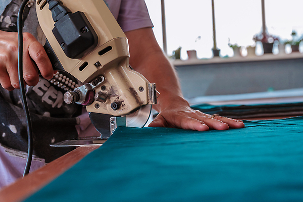 포토 JPG 해외이미지 직업 손 디자인 옷 산업 비즈니스 공장 노동자 직장 취미 사람없음 유행 기계 장비 공구 직물 면 업무 작업실 실 제조 바느질 땀 재단 재단사 방법 핸드메이드 해외202310 해외포토 회사 공업 신체부위 도구 작업 파일형식