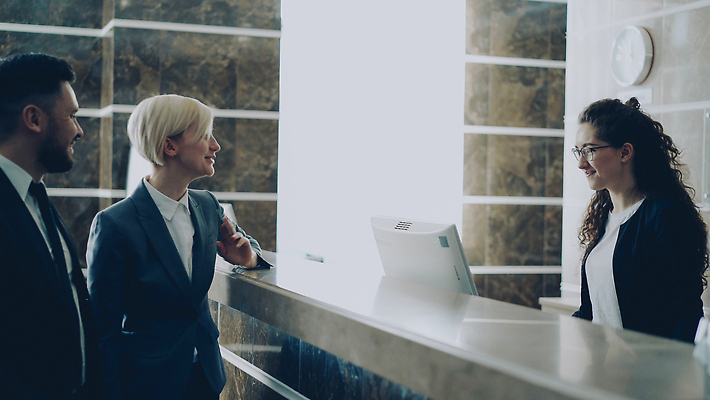 포토 JPG 해외이미지 커플 드레스 여자 행복 여행 비즈니스 호텔 열쇠 대화 서기 사람 세명 컴퓨터 여행객 방 인사 비즈니스맨 비즈니스우먼 신용카드 질문 종업원 도착 고객 책상 직원 서비스 주기 경영자 안내원 환영 접수 정중 체크인 해외202310 해외포토 직업 옷 남자 감정 가구 컨셉 관계 모션 숙소 말하기 금융 전자제품 예절 직장인 리더 파일형식