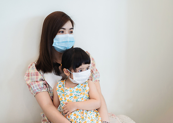 포토 JPG 해외이미지 여자 딸 아시아 얼굴 어린이 학교 엄마 건강 사랑 가면 안전 사람 앉기 동양인 두명 약 유치원 방 고통 환자 수술 오염 바이러스 보호 질병 예방 감염 먼지 문제 돌봄 부정적 전염병 헬프 코로나바이러스 사회적거리두기 해외202310 해외포토 교육 감정 나라 캠페인 컨셉 의학 가족 모션 인종 신체부위 치료 도움 파일형식