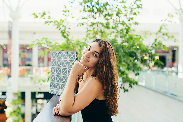 포토 JPG 해외이미지 라이프스타일 응시 여자 행복 가방 청소년 한명 사람 성인 10대 가로 쇼핑 뷰티 쇼핑백 유행 판매 세일 걷기 상점 기쁨 도시 화려 고급 우아함 구매 쇼핑몰 고객 미녀 흥분 옷가게 소매 적재 슈퍼마켓 부티크 쇼퍼홀릭 해외202310 해외포토 1 시선 잡화 옷 감정 컨셉 모션 생활 미인 파일형식