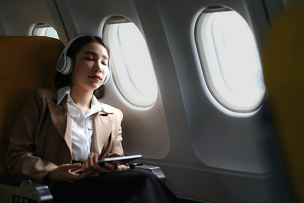 포토 JPG 해외이미지 여자 의자 창문 비행기 한명 앉기 동양인 상반신 성인 앞모습 태블릿 헤드셋 잠 승객 기내 성인여자한명만 해외202310 해외포토 1 뷰포인트 음향기기 가구 항공교통 모션 대중교통 사람 인종 전자제품 스마트기기 헤드폰 공공장소 여자한명만 성인여자만 파일형식