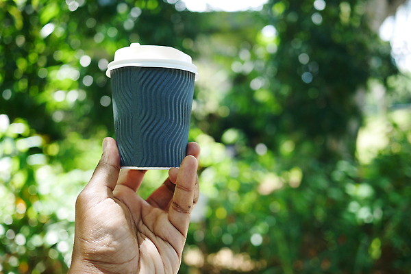 포토 JPG 해외이미지 템플릿 손 종이 커피 클리핑패스 포장 탁자 사람없음 야외 초록색 재활용 카페 뚜껑 잡기 오픈 커피잔 일회용 컨테이너 플라스틱 수집 순수 심플 낭비 1인칭시점 해외202310 해외포토 시선 산업 음료 컬러 가구 컨셉 모션 재질 잔 신체부위 상점 친환경 파일형식