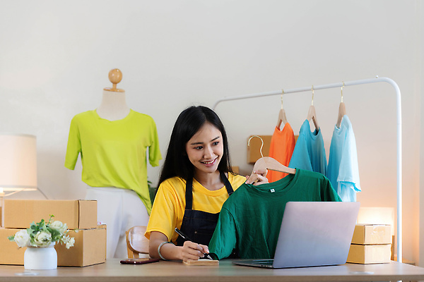 포토 JPG 해외이미지 행복 종이 인터넷 회사 비즈니스 사업가 모션 태국 성공 주택 한명 동양인 쇼핑 컴퓨터 상자 사무실 유행 일본 중국 업무 상품 작음 상인 창고 수납 질서 온라인 주인 물류 짐싸기 판지 전자상거래 목록 서류판 프리랜서 해외202310 해외포토 직업 1 감정 아시아 컨셉 사람 인종 건물 전자제품 사무용품 예절 작업 크기 파일형식