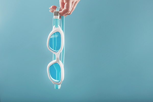 포토 JPG 해외이미지 손 들기 신체부위 파란색 물안경 카피스페이스 해외202310 해외포토 컬러 모션 사람 공백 수영용품 파일형식