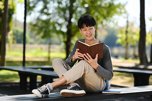 포토 JPG 해외이미지 전신 남자 여유 벤치 자연 한명 앉기 성인 앞모습 책 독서 성인남자한명만 해외202310 해외포토 1 감정 뷰포인트 의자 모션 사람 생태계 남자한명만 성인남자만 파일형식