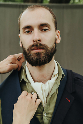 포토 JPG 해외이미지 스튜디오촬영 모델 헤어스타일 외관 옷 남자 와이셔츠 바지 회색배경 넥타이 수염 실내 한명 서기 정장 갈색 유행 직물 자신감 클래식 우아함 검은머리 개성 히스패닉 조절 고립 성격 정중 스타일 해외202310 해외포토 1 잡화 감정 컬러 백그라운드 컨셉 셔츠 모션 하의 사람 내부 회색 파일형식