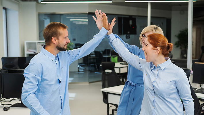 포토 JPG 해외이미지 백인 직업 손 행복 감정 셔츠 회사 비즈니스 성공 협력 수염 기념 직장 함께함 세명 친구 사무실 업무 비즈니스우먼 그룹 대표 박수 종업원 동료 주기 흥분 5 감탄 지원 필승 콜라보레이션 브레인스토밍 자극 해외202310 해외포토 서양인 여자 컨셉 상의 관계 모션 사람 손짓 신체부위 숫자 우승 작업 직장인 파일형식