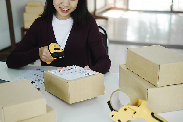 포토 JPG 해외이미지 여자 실내 한명 들기 동양인 상반신 성인 쌓기 택배 테이프 택배상자 박스포장 스캐너 온라인쇼핑몰 성인여자한명만 해외202310 해외포토 1 포장 모션 문구용품 사람 인종 내부 상자 운송업 쇼핑몰 온라인 여자한명만 성인여자만 파일형식