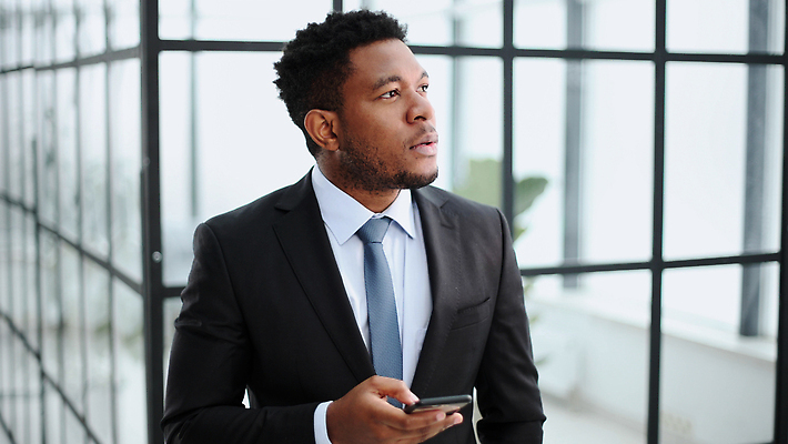 포토 JPG 해외이미지 직업 남자 행복 흑인 생각 비즈니스 사업가 창문 성공 실내 한명 서기 사람 20대 성인 가로 30대 스마트폰 핸드폰 사무실 반사 검은색 기댐 미국 꿈 작업 비즈니스맨 연결 대표 스마트 명상 골 시애틀 지능 자극 해외202310 해외포토 서양인 1 감정 컬러 컨셉 북아메리카 모션 청년 내부 장년 전자제품 스마트기기 직장인 파일형식