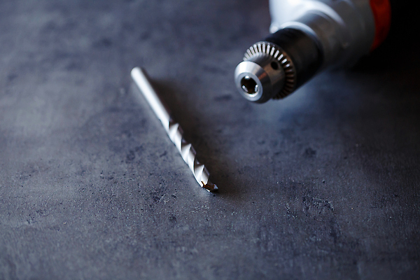 포토 JPG 해외이미지 직업 산업 조각 날씨 나선형 사람없음 빛 금속 검은색 힘 장비 회색 흰색 기구 공구 끝 수리 은색 지루함 오브젝트 날카로움 먼지 작업도구 찌르기 토막 고립 송곳 철강 콘크리트 카피스페이스 해외202310 해외포토 감정 컬러 무늬 모션 재질 공백 도구 파일형식