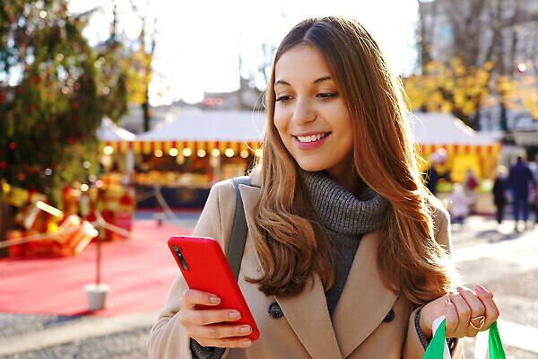 포토 JPG 해외이미지 백인 라이프스타일 행복 크리스마스 겨울 통신 모바일 전등 새해 한명 야외 장식 빨간색 스마트폰 핸드폰 독서 뷰티 쇼핑백 귀여움 축제 관찰 잡기 도시 메시지 시장 어플리케이션 연결 스웨터 스마트 히스패닉 적재 내추럴 크리스마스이브 카피스페이스 브라질사람 해외202310 해외포토 서양인 1 계절 기념일 감정 컬러 컨셉 상의 가방 모션 조명 사람 생활 전자제품 스마트기기 공백 파일형식