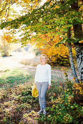 포토 JPG 해외이미지 나무 백인 1 공원 행복 꽃다발 잎 자연 관리 한명 서기 초록색 컬러풀 노란색 맑음 흰색 닫기 스웨터 해외202310 해외포토 서양인 식물 공공시설 꽃 감정 컬러 상의 모션 날씨 사람 생태계 파일형식