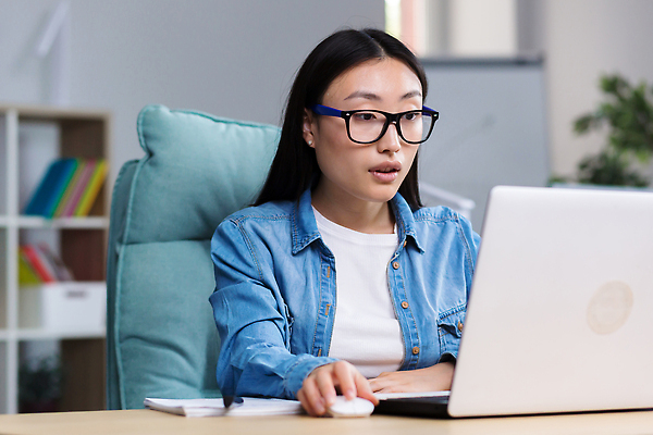 포토 JPG 해외이미지 응시 여자 안경 화초 의자 책장 한명 앉기 상반신 성인 옆모습 노트북 사무실 공책 마우스 스마트 책상 성인여자한명만 해외202310 해외포토 식물 1 시선 잡화 뷰포인트 가구 컨셉 비즈니스 모션 문구용품 사람 전자제품 컴퓨터용품 여자한명만 성인여자만 파일형식