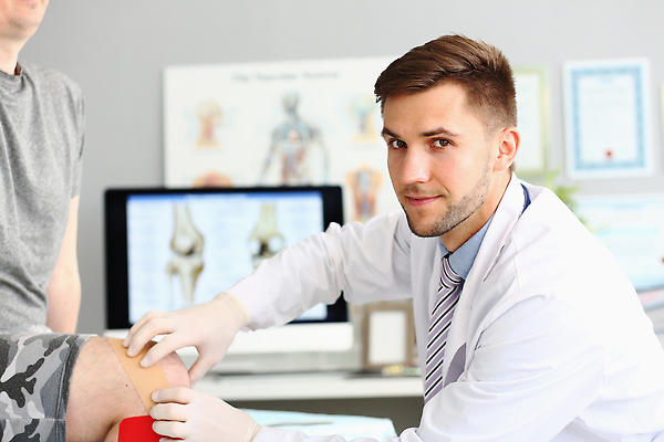 포토 JPG 해외이미지 직업 남자 스포츠 신체 근육 건강 한명 사람 치료 약 고통 장비 환자 의사 지압 입장 예방 테이프 무릎 테라피 설정 순서 돌봄 물리치료사 재활 정형외과 치료사 치유 해외202310 해외포토 1 감정 의학 모션 문구용품 병원 신체부위 뷰티 의료진 마사지 파일형식