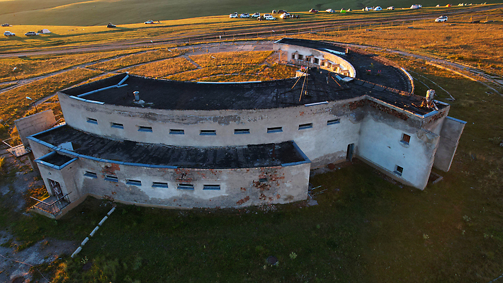 포토 JPG 해외이미지 실루엣 별 과학 여행 백그라운드 자동차 자연 하늘 휴식 산 안테나 텐트 그림자 사람없음 야외 건물 파란색 빛 반짝임 태양 뷰티 여행객 우주 일몰 새벽 망원경 장비 정상 버리기 언덕 장노출 전망대 항공촬영 드론 스텝 옛날 절정 카자흐스탄 광학 해외202310 해외포토 자연요소 건축물 아시아 육상교통 뷰포인트 컬러 컨셉 통신 모션 촬영기법 캠핑도구 사람 노을 생태계 파일형식